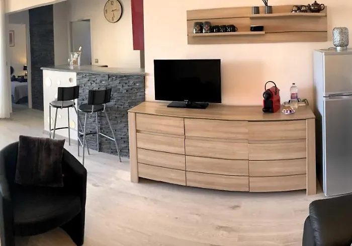 Le Rouge Et Le Noir 45 M2 Sur Coursives Gde Terrasse Port Nature Naturiste شقة
